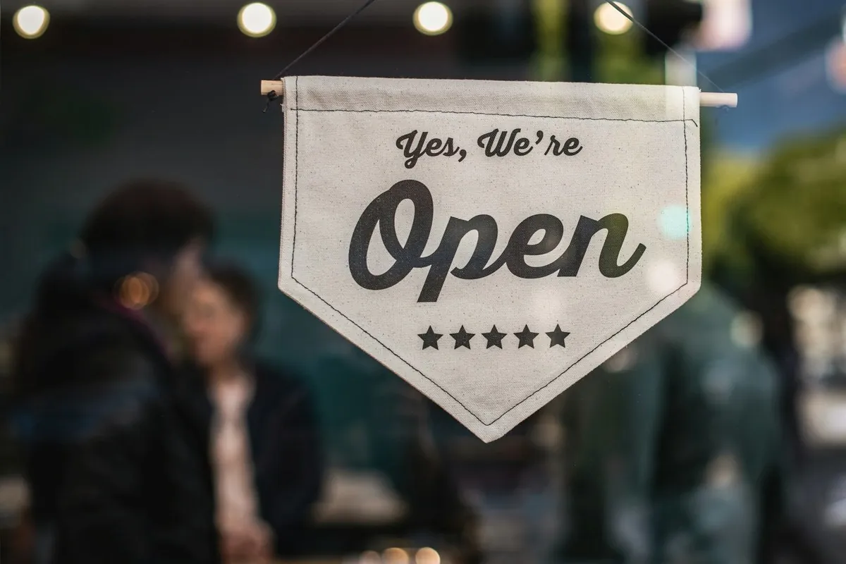 Natpis Yes, we're open na izlogu male radnje