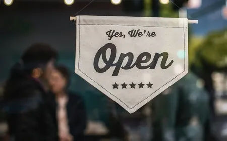 Natpis Yes, we're open na izlogu male radnje