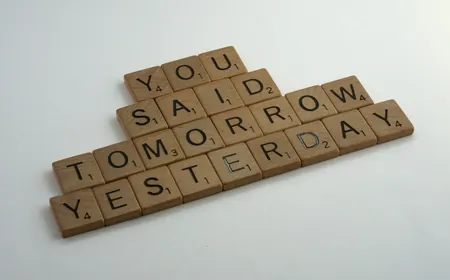 Drvene pločice za igru riječima s natpisom You said tomorrow yesterday